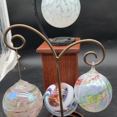 BE902 Set Of 4 White Orbs 