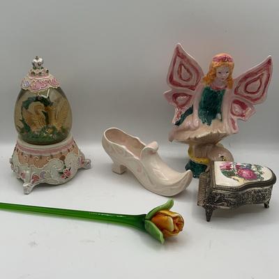 BE675 Swan Music Snow Globe And More