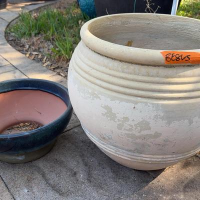 BE865 Two Planter Pots 
