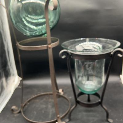 BE922 Wrought Iron With Vase And Glass Sphere