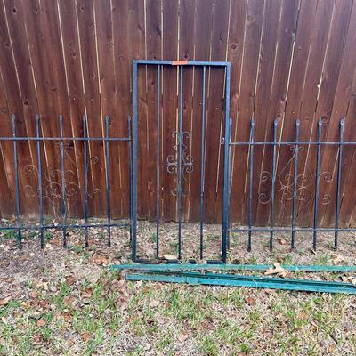 BE828 Retro Metal Fence Accent
