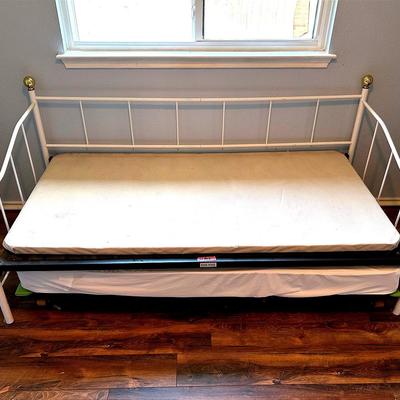 BE562 White metal daybed with a trundle bed underneath!!