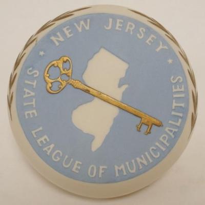 Sale Photo Thumbnail #118: 1118	LASZLO ISPANKY PORCELAIN COMMEMORATIVE NEW JERSEY GOOD GOVERNMENT KEY MOUNTED ON WALNUT BLOCK, APPROXIMATELY 8 IN, ARTIST SIGNED
