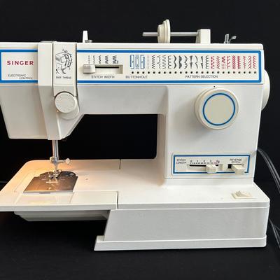 Singer Sewing Machine 