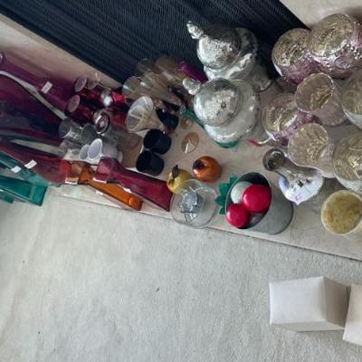 Sale Photo Thumbnail #29: Large section of home decor
