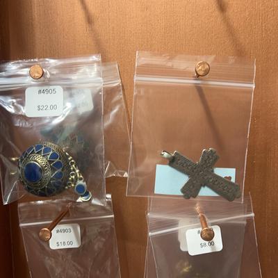 assortment of accessories/pendants (mystery lot)