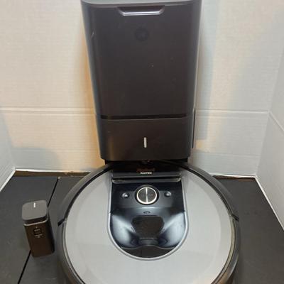 iRobot Roomba i8 W/ Charging Station