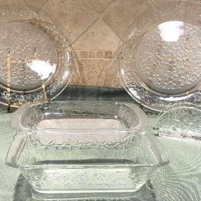 Princess House Fantasia Frosted Poinsetta Pattern Set of Dinner Plates and Napkin Holder