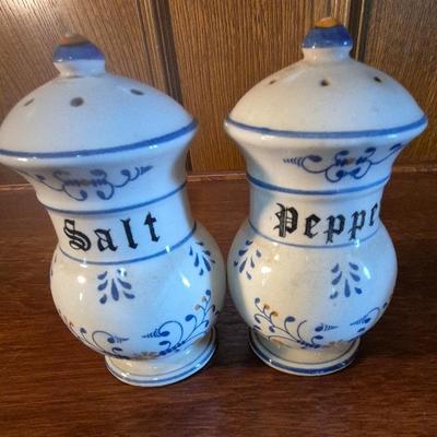 Vintage Royal Sealy Heritage Ceramic Salt & Pepper Shakers