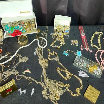 Vintage Gold Colored Case W/ Costume Jewelry!