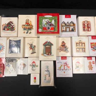 Sh1000 hallmark keepsake ornaments in box