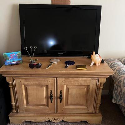 Sale Photo Thumbnail #117: Solid TV Stand & Flat Screen TV