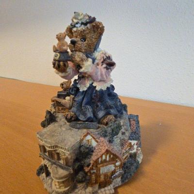 Boyd's Bears Bearstone Music Box "My Favorite Things"