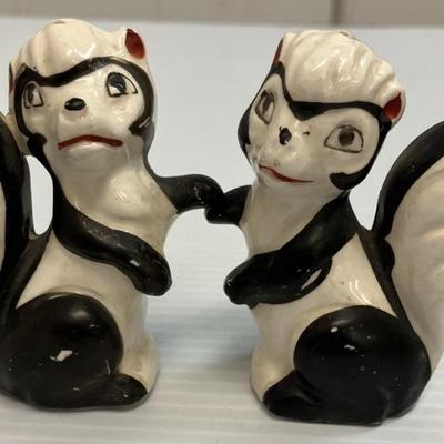 Aaa3021 vintage skunks made in japan salt pepper shaker set