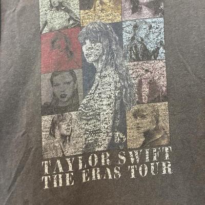 HOM5009 Graphic T Taylor, Swift Harris Tour Size, Extra Large, Distressed