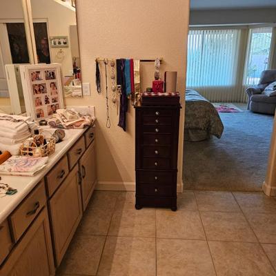 Sale Photo Thumbnail #11: Bathroom Items
