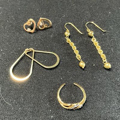 10kt Gold Earrings And Toe Ring 