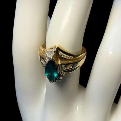 14k Gold Green Stone Diamond Ring (Size 7) (5.43 Grams)