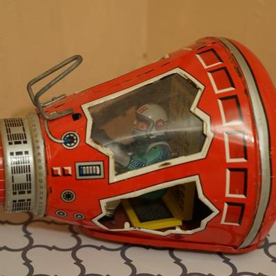 vintage toy not working wind up tin , maybe missing top part  
