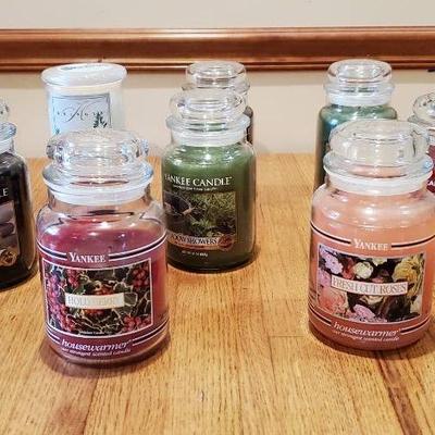 (7) Yankee Candles, (1) Kringle Candle