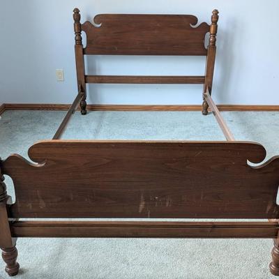 Early American Style Full Size Bed