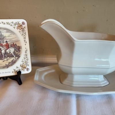 Red Cliff Ironstone Gravey Dish And Decorative Trivet