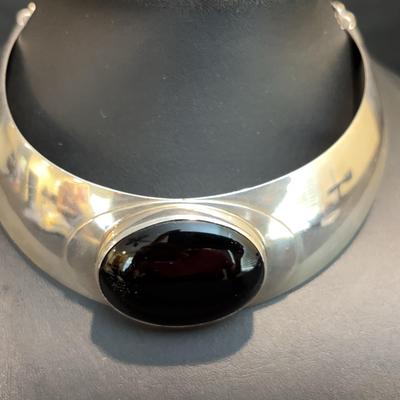 Réve Sterling Silver Collar Necklace With Polished Black Onyx Cabochon | Total Weight 94g