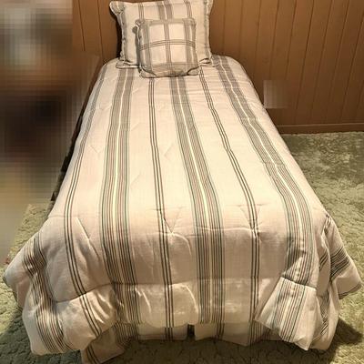 Twin Beige Bed Comforter W/Matching Pillow Shams & Bed Skirt Lot 1
