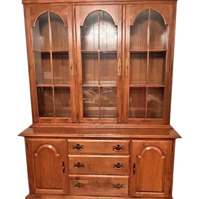 ETHAN ALLEN SOLID MAPLE HIERLOOM NUTMEG CHINA CABINET