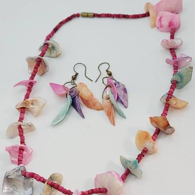 Dyed Shell Vintage Necklace and Earrings 