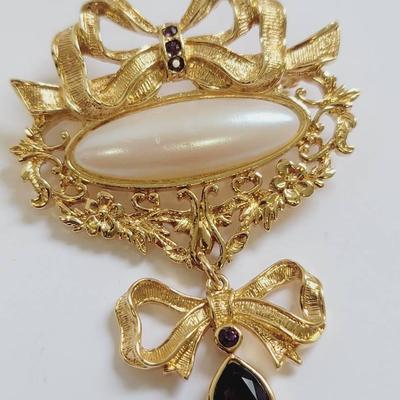 Avon Victorian Style Faux Purple Stone Romantic Gold Tone Brooch Vintage 