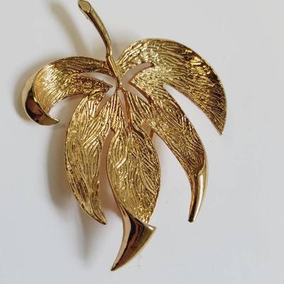 Mid Century Gold Tone Leaf Pin