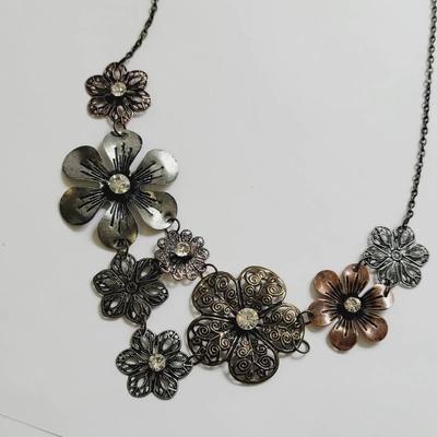 Floral Lace Cut Rhinestone Bib Necklace 