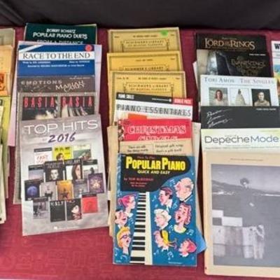 Piano And Vocal Sheet Music Books (The Lord Of The Rings, Evanescence, Songs Of The 80S And More)