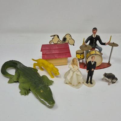Pocket-Sized Play – Vintage Plastic Mini Toys from the Past