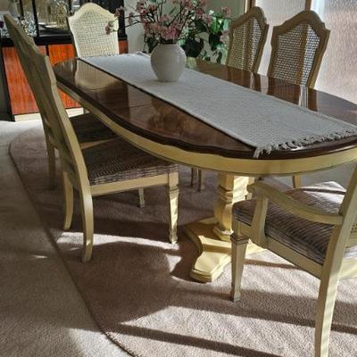 Very Good Condition Dinning Table. Great for entertaining
