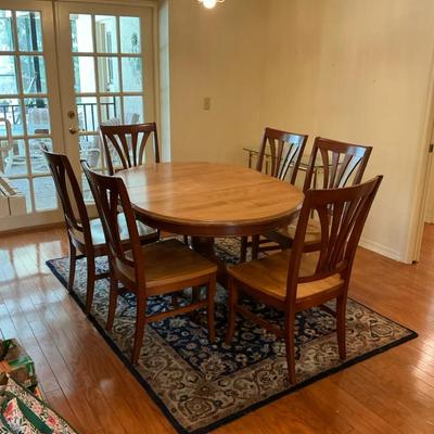 Wood Round/Oval Pedestal Table & Chairs