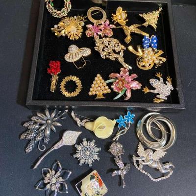 Vintage Gold & Silver Toned Costume Jewelry Mostly Brooches/Pins