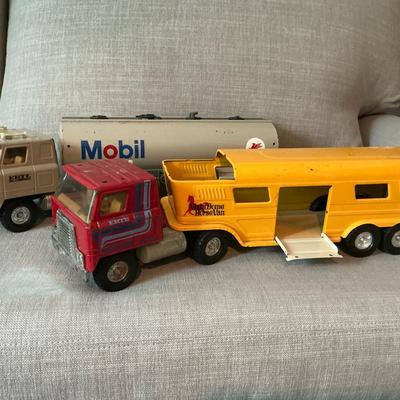 ERTL Oil Tanker And Horse Trailer 