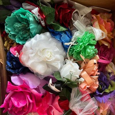 Lot 300: Mystery Lot Of Corsages And Boutonnière
