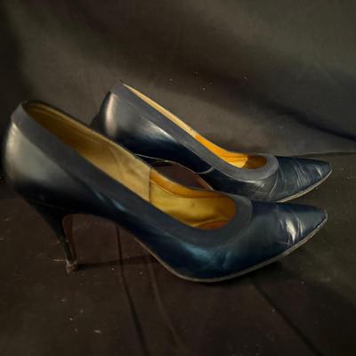 Lot 421: Lot of 4 Vintage Women’s High Heel Shoes – Size 7