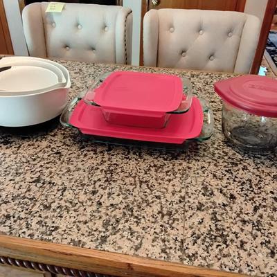 Lot With Lidded Baking Dishes, Mixing Bowls And A Measuring Cup