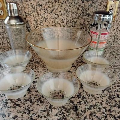 Vintage Kitchen Glassware Including Blendo Bowls