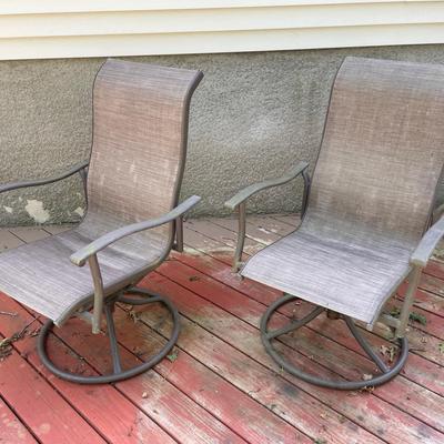 2 Swiveling Patio Chairs 