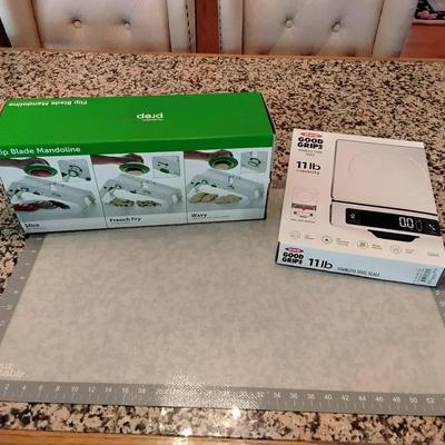 Small Lot Of Kitchen Items Including A Kitchen Scale 