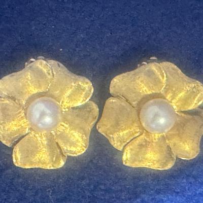 14k Gold Flower Pearl Earrings 