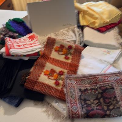 Collection Of Tablecloths, Placemats, & Other Linens
