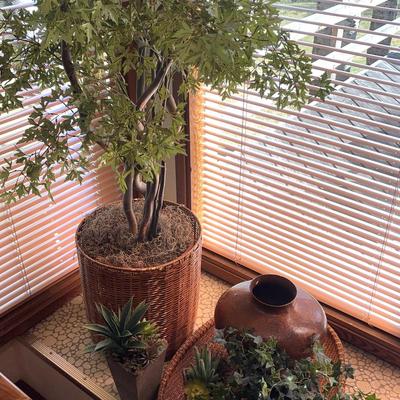 Decor Lot: 2 Baskets, Copper Vessel Made In Mexico, 4 Faux Plants In Pots