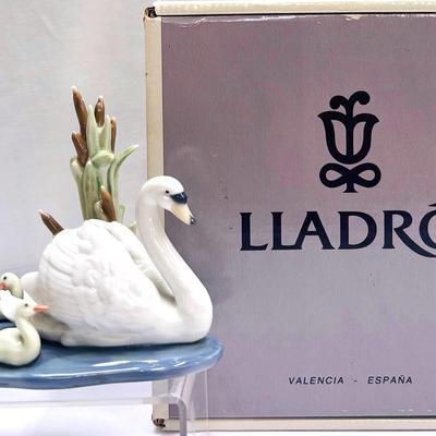Retired Lladro "Mother Swan With Babies" Figurine 