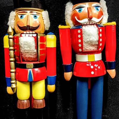 Pair of Vintage Erzgebirge Wooden Nutcrackers – Expertic DDR, Handcrafted Soldiers
